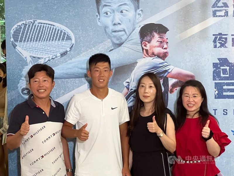 台灣網球好手曾俊欣（左2）在拿下3座ATP挑戰賽冠軍後，世界排名前進百大，目前排名升至第86名，他19日與家人一同出席媒體見面會，分享心路歷程和目標。中央社記者黃巧雯攝 111年7月19日
