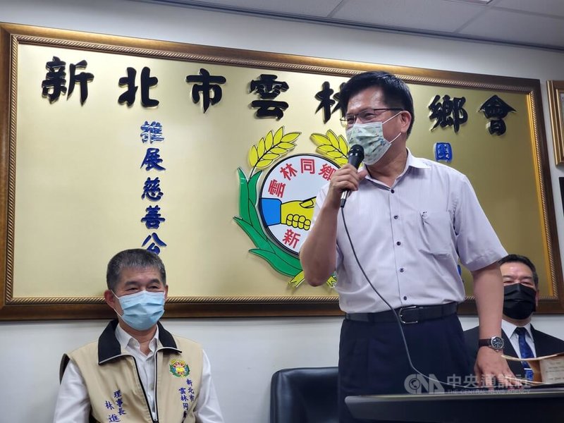 民進黨新北市長參選人林佳龍(右)19日拜會新北市雲林同鄉會,他表示,依年齡,在他的階段是「耐操又有擋頭」,讓新北大翻新就從交通大翻新做起。中央社記者王鴻國攝 111年7月19日