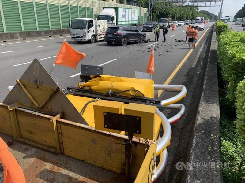 張姓男子19日上午駕駛休旅車行經國道1號南下苗栗縣三義路段,追撞內側車道的施工防撞車,警方獲報到場處理。(翻攝照片)中央社記者蘇木春傳真 111年7月19日