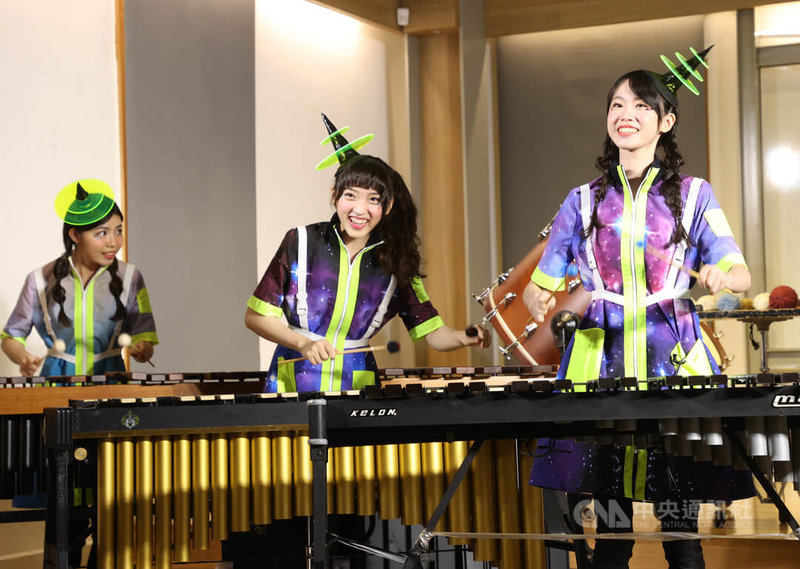 2022豆莢寶寶兒童音樂會「擊樂星球」將全台巡演,19日舉行彩排記者會,團員們現場帶來精彩表演。中央社記者鄭傑文攝 111年7月19日