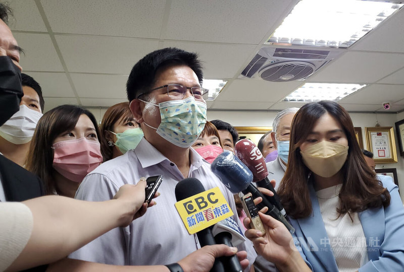 民進黨新北市長參選人林佳龍(前右2)19日拜會新北市雲林同鄉會,他表示,戶籍已遷入新北市板橋區。中央社記者王鴻國攝 111年7月19日