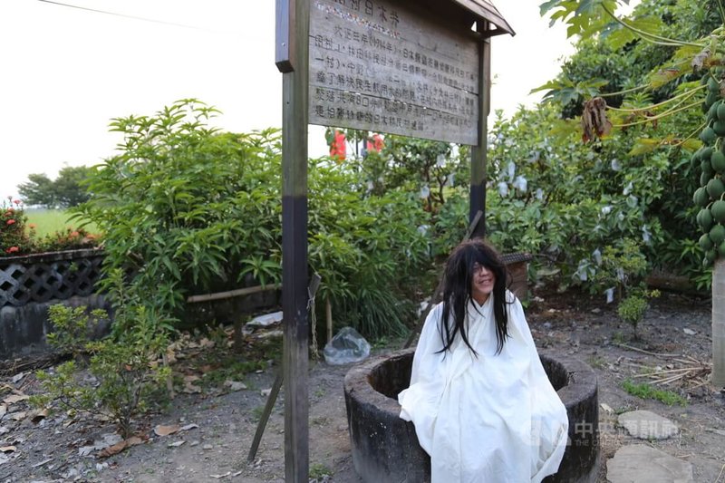 花蓮鳳林鎮「菸樓迷路.百鬼夜行祭」是2012年由北林三村社區發起的活動,以日本移民村與菸樓為文化基底,用趣味的創意裝扮踩街、鬼畫符競賽等,打造慶祝活動。圖為往年活動情景。中央社記者李先鳳攝 111年7月19日