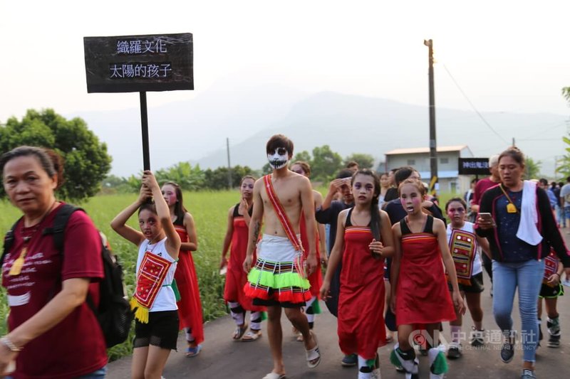 花蓮鳳林鎮「菸樓迷路.百鬼夜行祭」過去2年受到COVID-19疫情影響,改以靜態主題展方式呈現,2022年將扮鬼踩街改為扮鬼路跑,7月30日下午登場。圖為往年活動盛況。中央社記者李先鳳攝 111年7月19日