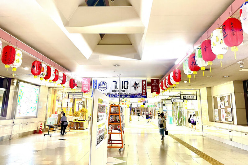 日本山形市舉辦「祈願燈籠企劃」活動，7月、8月間共有來自台南約300個大紅色與彩繪燈籠，在車站等地點展出。（台南市政府提供）中央社記者楊思瑞台南傳真  111年7月19日