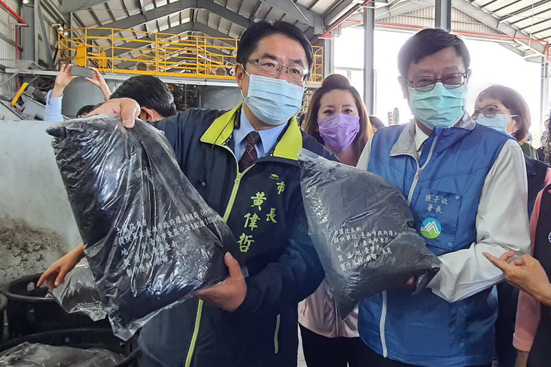 台南城西廚餘高速發酵廠以家戶廚餘製成肥料品質獲肯定。圖為台南市長黃偉哲(左)與環保署長張子敬(右)110年視察時展示成品。(台南市環保局提供)中央社記者楊思瑞台南傳真 111年7月19日