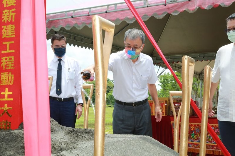 中山大學19日在仁武校區舉行醫學教學大樓新建工程開工儀式,並宣布獲教育部同意設立醫學院;校長鄭英耀(中)說,中山大學籌設大高雄第一所國立醫學院,盼改善與縮短南北區域醫療資源差異。(中山大學提供)中央社記者曾以寧傳真 111年7月19日