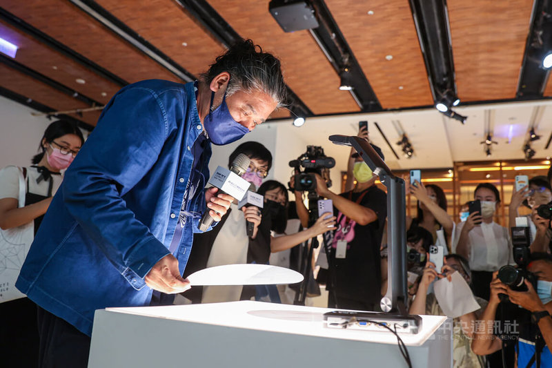 東京奧運、帕運會徽創作藝術家野老朝雄(前左)首度在台灣策劃個展,以「連結」為展覽主題,19日並在開幕記者會上親自為眾人導覽,一一講解作品設計理念。中央社記者鄭清元攝 111年7月19日