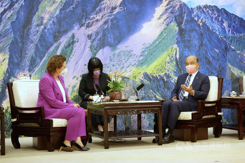 行政院長蘇貞昌（右）19日下午接見歐洲議會副議長畢爾（Nicola Beer）（左），兩人就台灣與歐盟雙邊關係等議題交換意見。中央社記者王飛華攝 111年7月19日