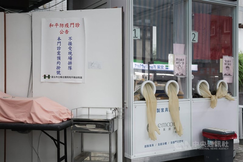國內19日新增2萬6779例COVID-19本土病例。圖為台北市立聯合醫院和平院區PCR篩檢站，已不見往日排隊人潮。（中央社檔案照片）