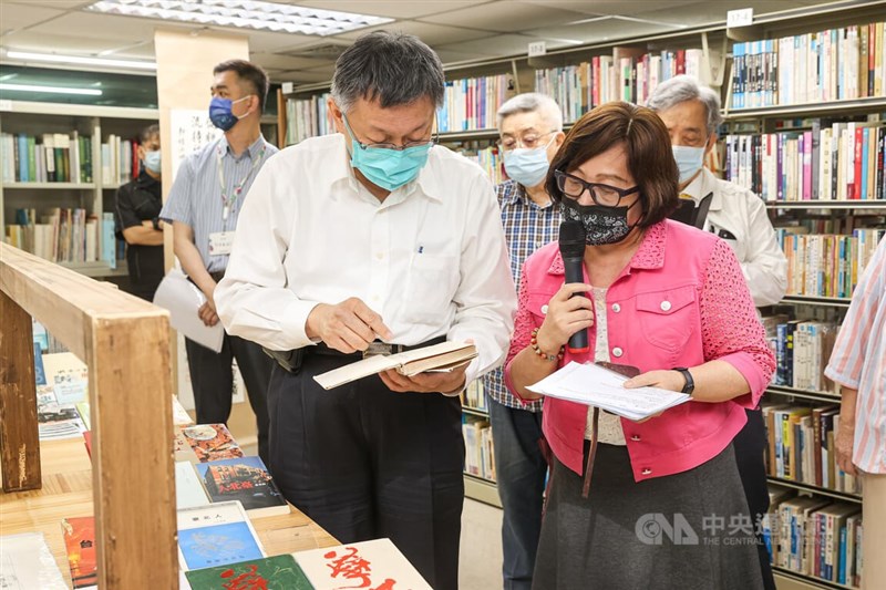 「台北文學館籌備處」19日正式在文藝資料研究及服務中心現址掛牌，文訊雜誌社總編輯封德屏（右）為台北市長柯文哲（左）等人進行導覽，解說文藝資料中心的珍貴典藏。中央社記者鄭清元攝 111年7月19日