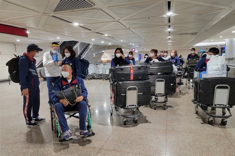 2022年第11屆伯明罕世界運動會已落幕,拔河隊及柔術隊19日搭機返台,隊員們難掩興奮之情,也開心完成總統蔡英文交付的5連霸任務。(讀者提供)中央社記者吳睿騏桃園傳真 111年7月19日