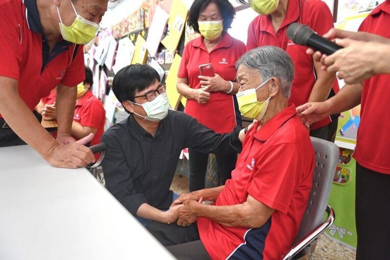 尋求連任的高雄市長陳其邁(黑衣者)19日上午視察旗山區南新社區關懷據點,並與長者互動。他表示,市政府是一步一腳印,不論是社宅興建,或日照中心、社區關懷據點等,都對市民生活非常重要。(高雄市政府提供)中央社記者蔡孟妤傳真 111年7月19日