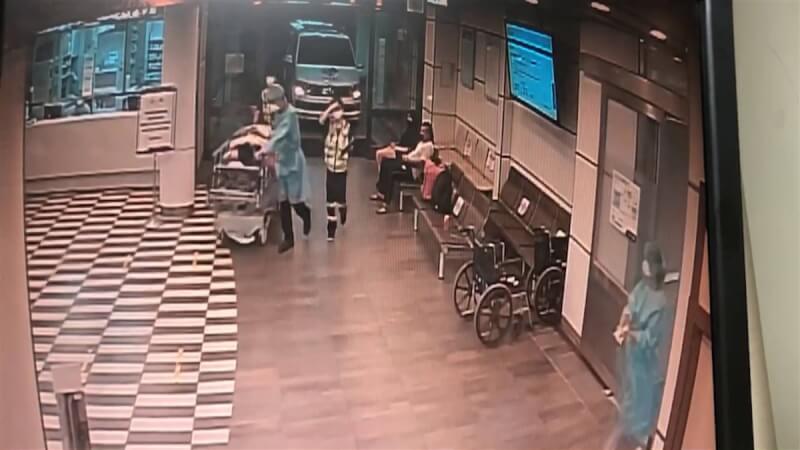 40多歲潘姓男子17日與女友一同前往宜蘭,開車行經國道5號時把玩槍枝不慎走火自傷左大腿,當場血流如注,18日凌晨轉送羅東博愛醫院治療,左大腿有1平方公分貫穿傷口,所幸沒有生命危險。(讀者提供)中央社記者王朝鈺傳真 111年7月19日