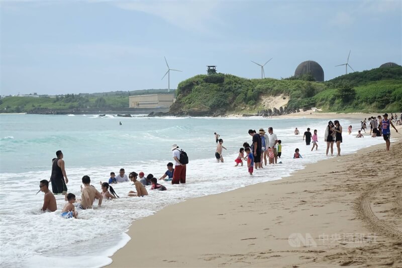 氣象局長鄭明典表示，台灣有海風調節，不易有長時間極端高溫。圖為墾丁海邊戲水人潮。（中央社檔案照片）