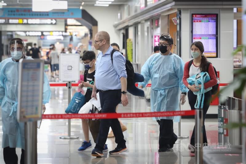 指揮中心宣布，7月25日起邊境再放寬，開放6類外籍人士入境。圖為松山機場防疫人員引導入境旅客乘坐防疫計程車。（中央社檔案照片）