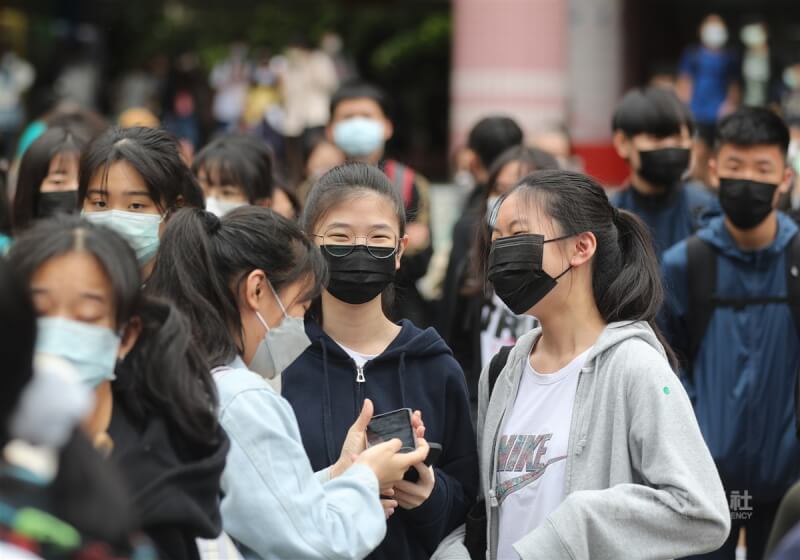 111學年度高中免試入學管道19日放榜,錄取率99.26%,創歷年新高。圖為5月國中教育會考應試考生。(中央社檔案照片)