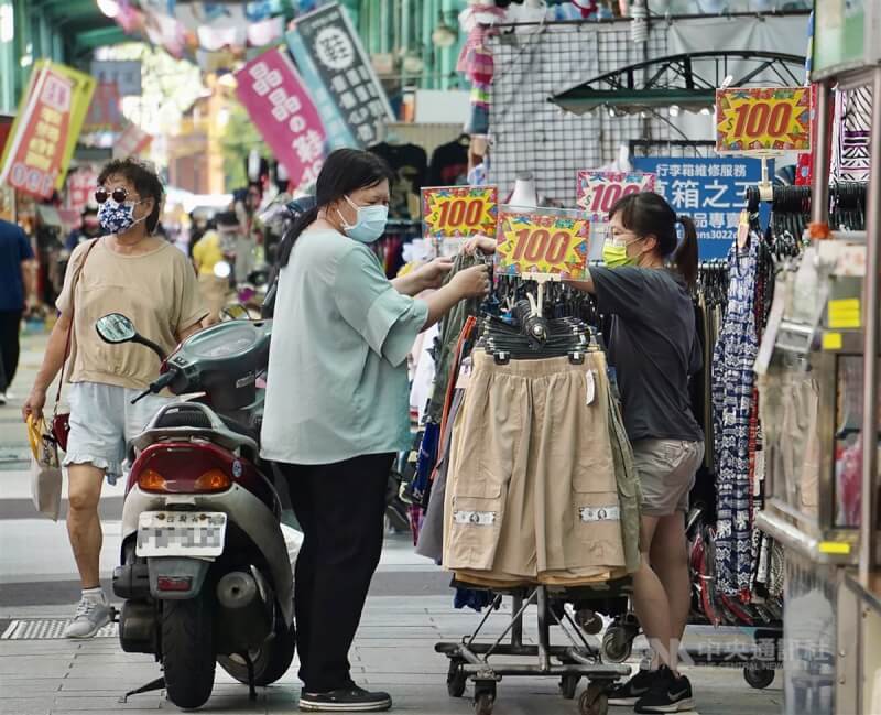 中經院19日發布最新經濟預測，把台灣今年經濟成長率預測值從3.96%下修到3.56%，今年消費者物價指數從2.56%上修到3.11%。圖為高雄民眾前往新興區逛街。（中央社檔案照片）