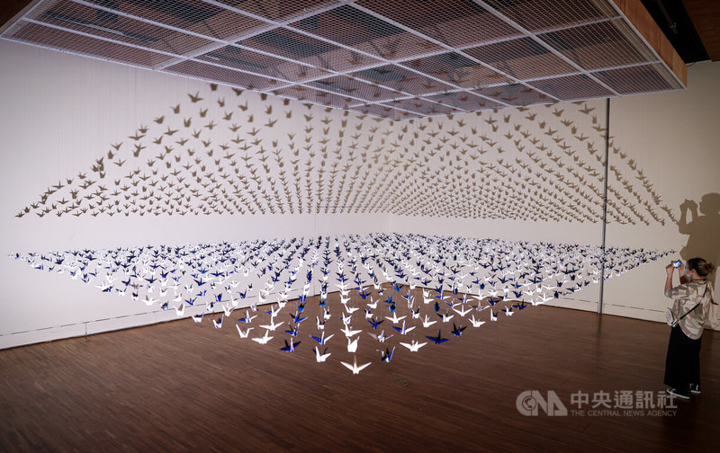 日本藝術家野老朝雄以「連結」為題,首度於台灣策劃個展,展覽現場展出「祈福千紙鶴」,表達祈求和平的心願。中央社記者鄭清元攝 111年7月19日