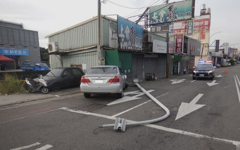 台中市西屯區廣福路與中科路口,19日上午5時多發生轎車自撞燈桿事故,駕駛肋骨受傷,送醫後抽血酒測值超標,全案由警方依違反公共危險罪嫌函送法辦。(民眾提供)中央社記者郝雪卿傳真 111年7月19日