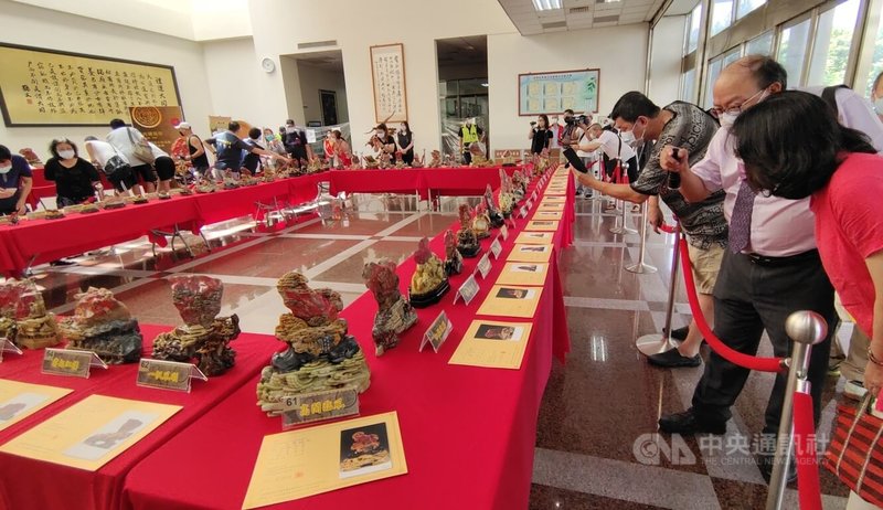 法務部行政執行署新竹分署針對「紅富海」吸金案主嫌名下財產進行第3波變價，8月將拍賣72件雞血石雕刻藝品，19日先在苗栗地檢署舉辦鑑賞會。中央社記者管瑞平攝  111年7月19日