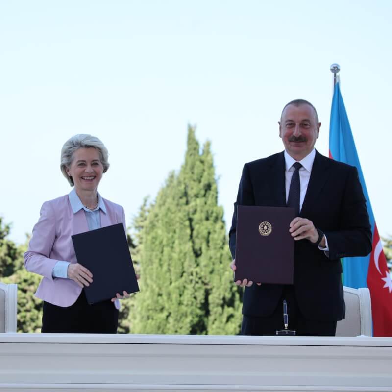 歐洲聯盟執行委員會主席范德賴恩（左）與亞塞拜然總統阿利耶夫（右）18日簽署一份新協議，讓亞塞拜然供應多一倍天然氣給歐洲。（圖取自twitter.com/vonderleyen）