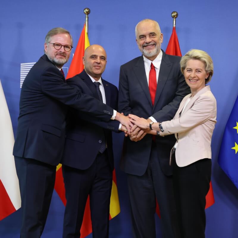 歐盟19日與阿爾巴尼亞和北馬其頓共和國展開入盟談判。歐盟執行委員會主席范德賴恩（右1）向阿爾巴尼亞總理拉瑪（右2）和北馬其頓總理科瓦切夫斯基（左2）道賀。（圖取自twitter.com/vonderleyen）