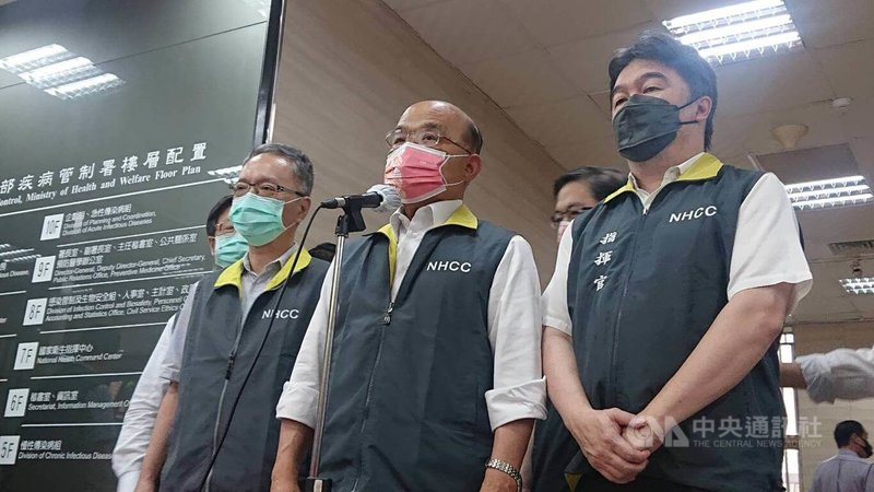 行政院長蘇貞昌(中)19日上午出席由新任疫情指揮官王必勝(右)帶領的新防疫團隊首場會議,他表示,近期國內COVID-19疫情緩降,將斟酌放寬條件。中央社記者陳婕翎攝 111年7月19日