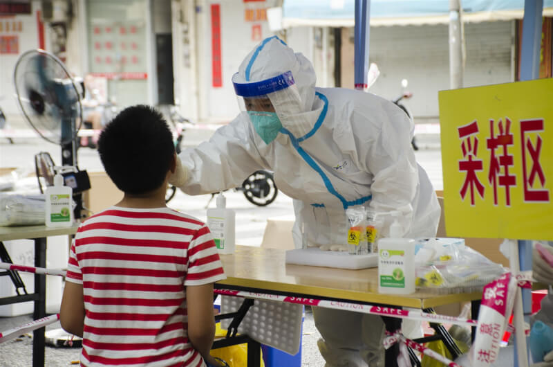 中國COVID-19疫情擴大，逾20省份出現本土病例。圖為廣西北海市民眾17日進行核酸檢測。（中新社）