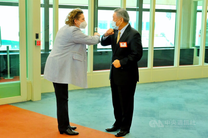 歐洲議會副議長畢爾(左)從德國法蘭克福機場搭乘中華航空公司CI-62班機來台,19日上午7時54分降落於桃園機場,外交部政務次長田中光(右)代表前往B9國賓門接機,雙方以互碰手肘方式取代握手。中央社記者吳睿騏桃園機場攝 111年7月19日