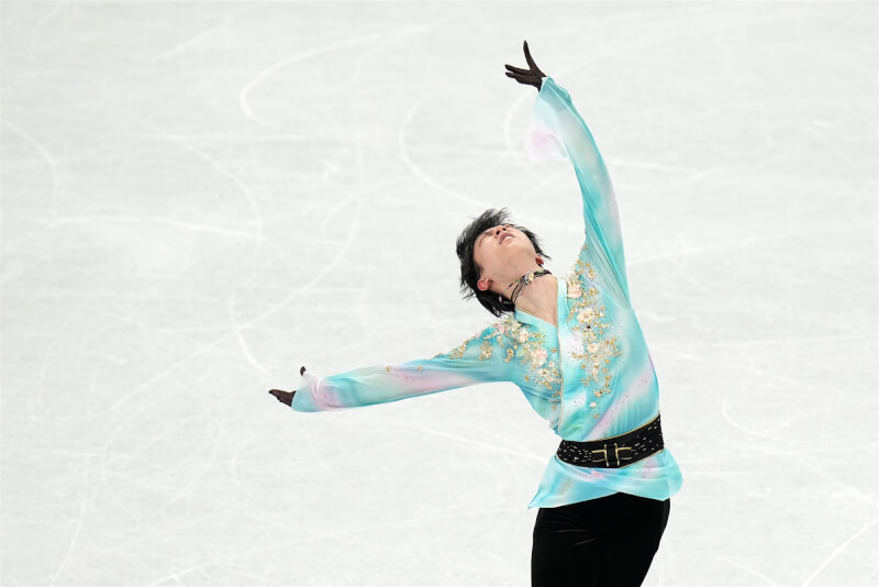 日本27歲花滑王子羽生結弦19日宣布，未來將退出第一線，以「職業運動員」身分繼續滑冰。圖為羽生結弦今年2月出戰北京冬奧。（中新社）