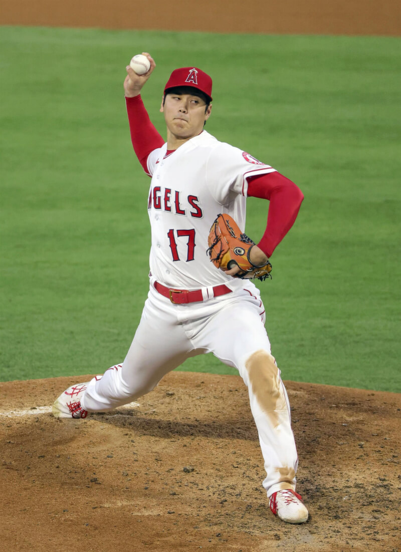 大谷翔平18日透露，今年不會在MLB明星賽投球。圖為他14日在比賽中擔任投手。（共同社）