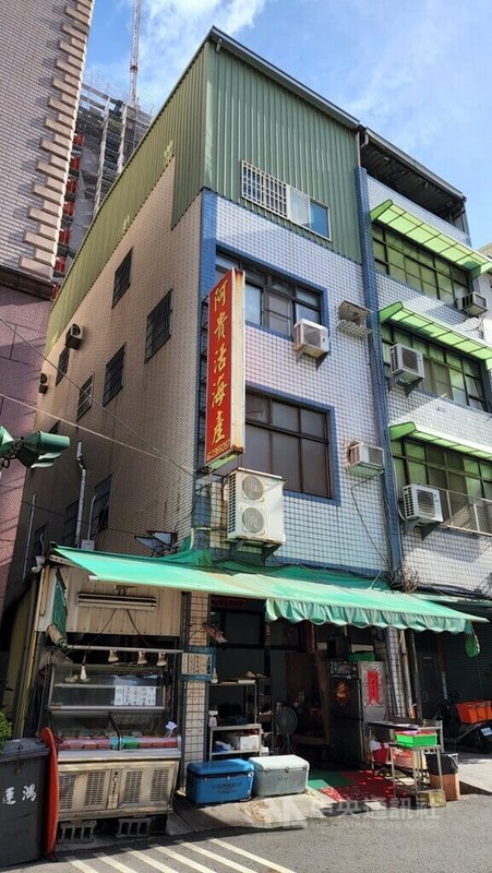 高雄「阿貴活海產」因房東要把店面收回,一名八旬熟客獲悉後,掏腰包買下整棟透天,自己當新房東繼續租,並要老闆不要退休繼續營業。中央社記者洪學廣攝 111年7月19日