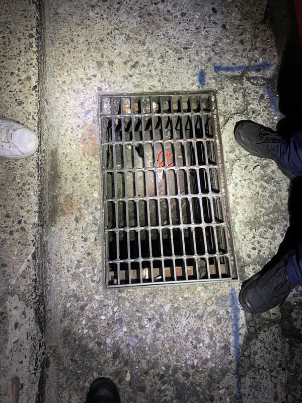 30多歲張姓男子日前到基隆市愛四路夜市用餐,酒後誤以為隔壁攤商瞪他,竟持剪刀朝對方頭部等處猛刺,犯案後並將剪刀丟棄在水溝。警方獲報循線逮捕張男送辦。(讀者提供)中央社記者王朝鈺傳真 111年7月19日