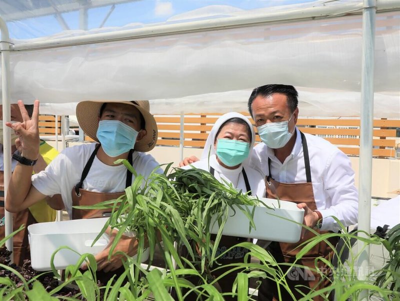 嘉義縣長翁章梁(右)、中華聖母基金會董事長陳美惠(右2)20日為朴子市「樸仔多功能身心障礙者服務中心」揭幕,並參觀服務中心頂樓水耕農場。中央社記者蔡智明攝 111年7月20日
