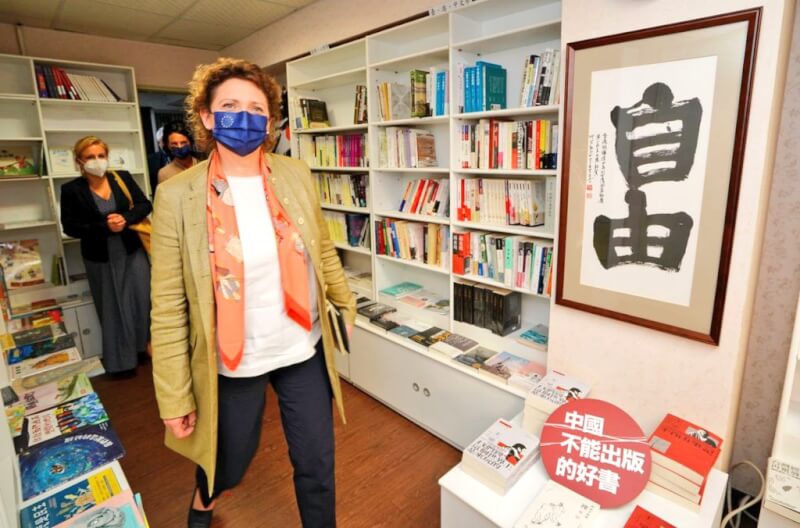 歐洲議會副議長畢爾（前）20日特地率團走訪位於台北的銅鑼灣書店。（圖取自twitter.com/MOFA_Taiwan）