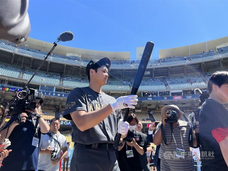 2022年美國職棒大聯盟明星賽在洛杉磯道奇球場舉行,效力洛杉磯天使隊的大谷翔平(圖)擔任美國聯盟明星隊第一棒。圖為大谷翔平賽前練習。中央社記者林宏翰洛杉磯攝 111年7月20日