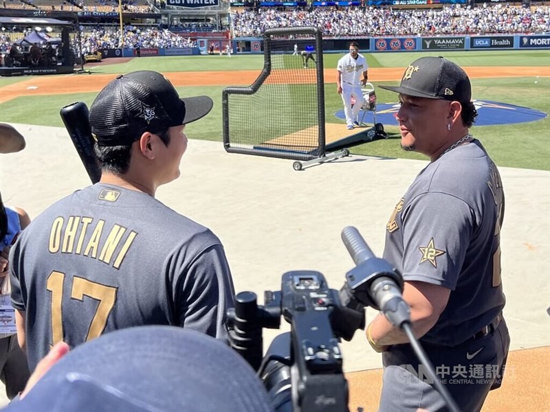 39歲的大聯盟球星卡布瑞拉(Miguel Cabrera)(右)在明星賽前的打擊練習,與28歲的大谷翔平(左)交談。中央社記者林宏翰洛杉磯攝 111年7月20日