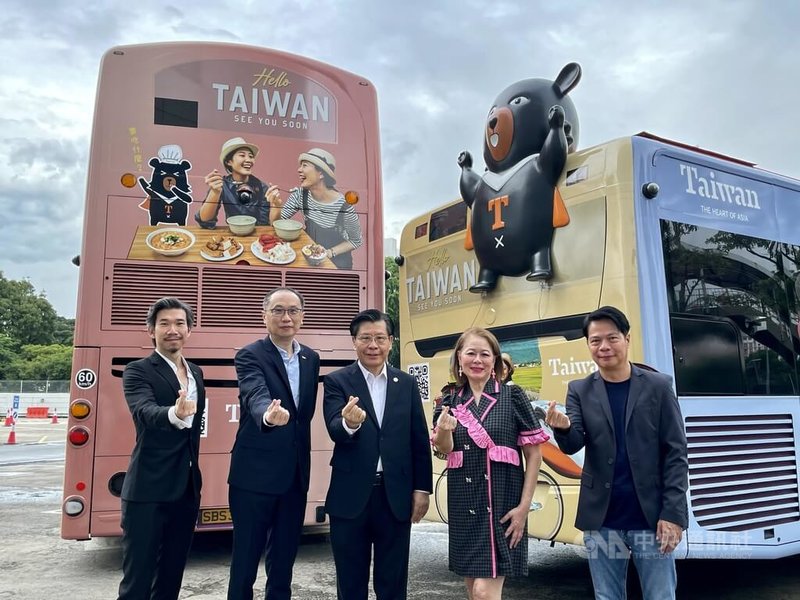 交通部觀光局20日起在新加坡推出台灣觀光主題巴士,駐星代表梁國新(中)、觀光局駐新加坡辦事處主任鄭智鴻(左2)、設計師劉律賢(右)等人出席首航儀式。中央社記者侯姿瑩新加坡攝 111年7月20日