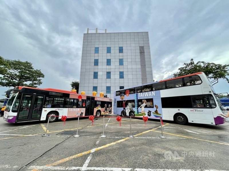 交通部觀光局20日起在新加坡推出台灣觀光主題巴士，外觀充滿台灣味的公車在當地街頭移動，盼喚起新加坡民眾赴台旅遊的記憶。中央社記者侯姿瑩新加坡攝  111年7月20日