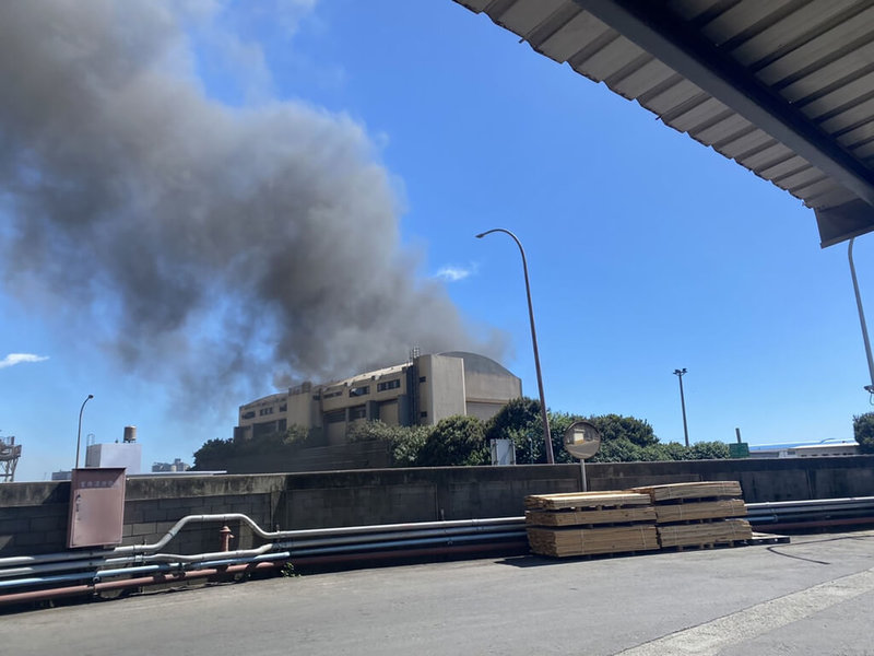 台中港務消防隊20日下午獲報，在清水區北五路的修船廠發生船舶火警，人車到場發現為巴拿馬籍擱淺輪船「信燕輪」起火，疑似工人切割拆解時不慎引發，現場陣陣濃煙竄出，火勢在約1小時後撲滅。（民眾提供）中央社記者趙麗妍傳真  111年7月20日