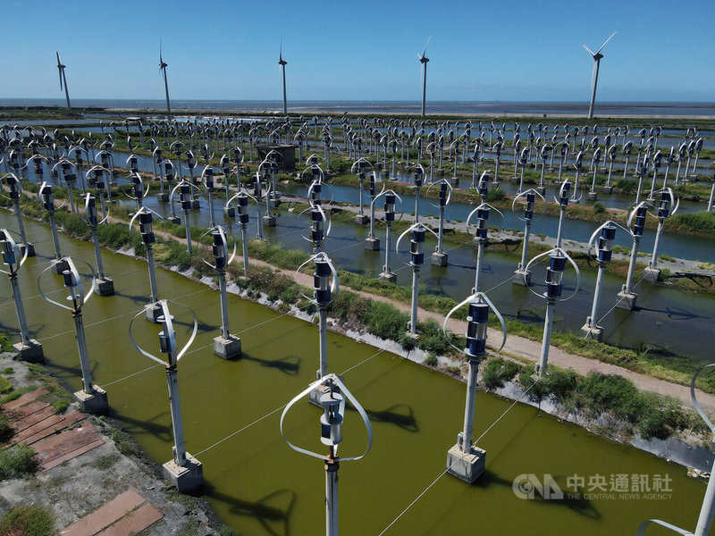 政府推動綠能與離岸風電政策,吸引大量外資挹注,來自丹麥商沃旭能源今年1至6月就以新台幣約871億8630萬元貸款,投資大彰化地區離岸風電。圖為彰化芳苑王功風力發電區小風車,因外觀類似打蛋器,有別於一般大型三葉風車,也讓此處成為熱門打卡景點。中央社 111年7月20日
