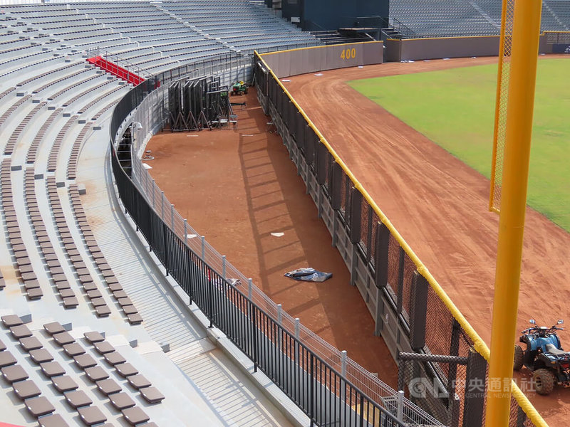 新竹市立棒球場改建即將完工，擁有全台唯一設置在全壘打牆外的牛棚，是一大特色，讓投手熱身時可隨時看到場內情況，且球場與牛棚之間有圍籬擋住，對練投球員來說相對安全。中央社記者魯鋼駿攝 111年7月20日