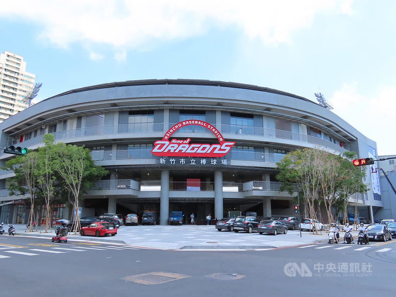 新竹市立棒球場改建即將完工,暫別民眾4年多,22日將迎接「重生」之戰,由中華職棒味全龍隊連續3天在新竹主場迎戰富邦悍將隊。中央社記者魯鋼駿攝 111年7月20日