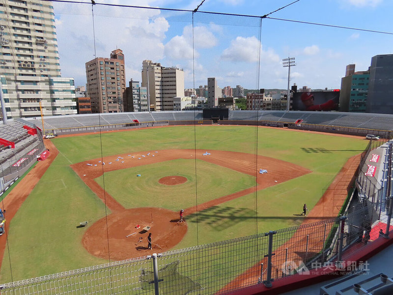 新竹市立棒球場歷經4年重建,目前工程進入收尾階段,22日將迎接「重生」之戰,20日特別邀請媒體進入球場,搶先一睹全新設施。中央社記者魯鋼駿攝 111年7月20日