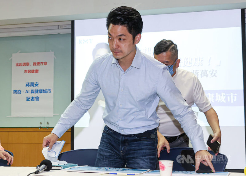 國民黨台北市長參選人蔣萬安(前)20日上午前往台大校友會館,出席國民黨醫療委員會「防疫、AI與健康城市記者會」。中央社記者鄭清元攝 111年7月20日