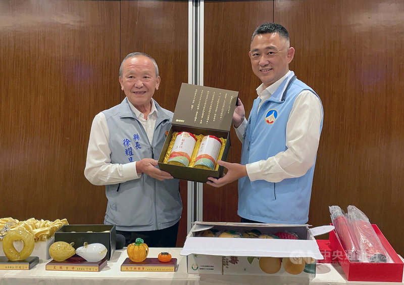 苗栗縣長徐耀昌(左)20日率縣府團隊到訪金門,展開3天縣政交流活動,首日與金門縣長楊鎮浯(右)在金湖飯店展開縣政座談,雙方會前互贈紀念禮品。中央社記者黃慧敏攝 111年7月20日