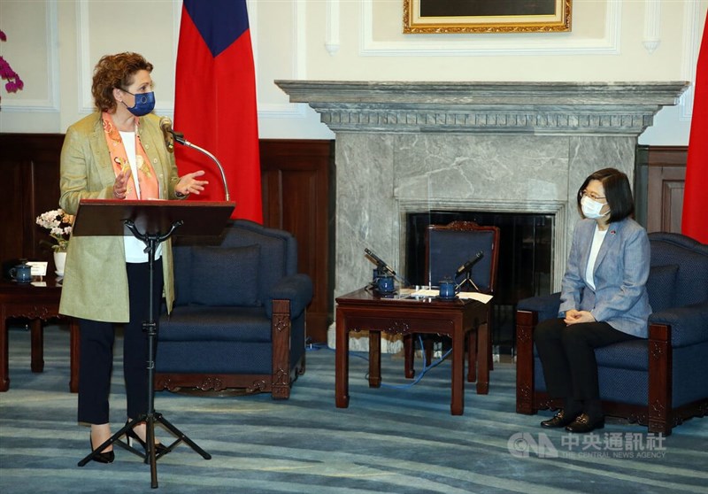總統蔡英文（右）20日上午在總統府接見歐洲議會副議長畢爾（Nicola Beer）（左）訪問團，畢爾致詞指出，只有台灣人民可以決定台灣自己的未來，呼籲中國停止威脅恫嚇。中央社記者郭日曉攝 111年7月20日