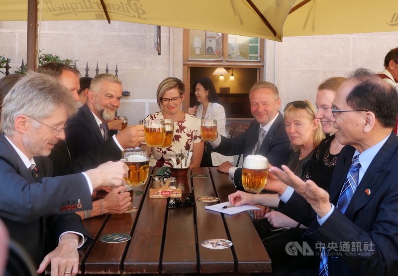 立法院長游錫堃（右）、捷克參院議長維特齊（左）與泰爾奇的地方官員一起享受啤酒美味。飲酒過量有害身體健康，未滿18歲請勿飲酒。中央社記者林育立泰爾奇攝 111年7月20日