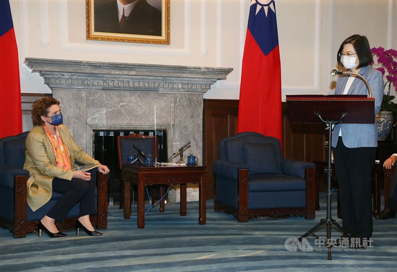 總統蔡英文(右)20日在總統府接見歐洲議會副議長畢爾(Nicola Beer)(左)訪問團,蔡總統說,面對威權主義擴張,台灣位處民主防線的最前緣,有能力也願意與世界各國分享經驗,期待跟民主夥伴加強合作,共同打造具有韌性的民主陣線。中央社記者郭日曉攝 111年7月20日
