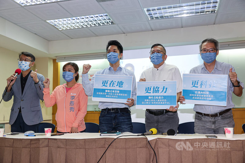 國民黨醫療委員會20日舉辦「防疫、AI與健康城市記者會」,中華民國防疫學會理事長王任賢(右起)、國民黨醫療委員會主委蔡明忠、國民黨台北市長參選人蔣萬安與國民黨副秘書長李彥秀等人出席。中央社記者鄭清元攝 111年7月20日